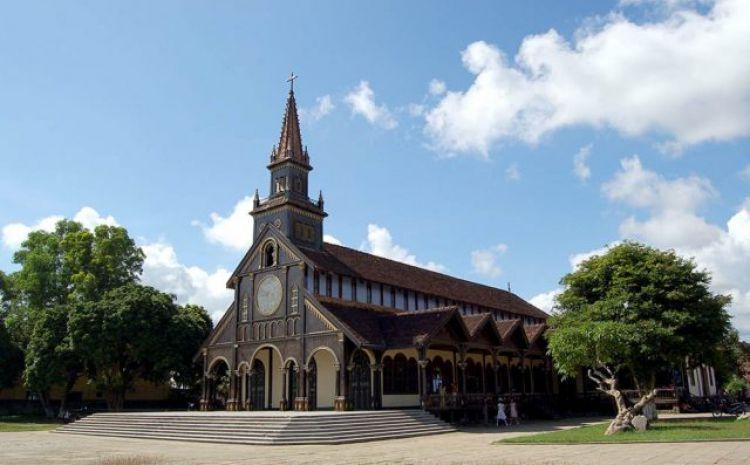 Hà Nội – Nhà Máy Thủy Điện Yaly – Nhà Thờ Gỗ Kon Tum – Biển Hồ – Kỳ Co – Éo Gió – Hàn Mạc Tử